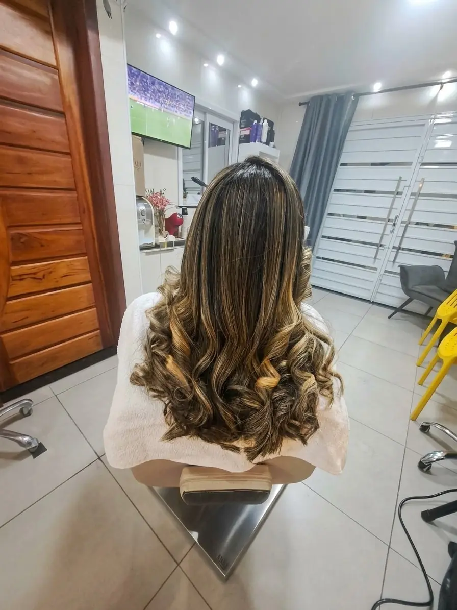 Cachos modelados com mechas iluminadas