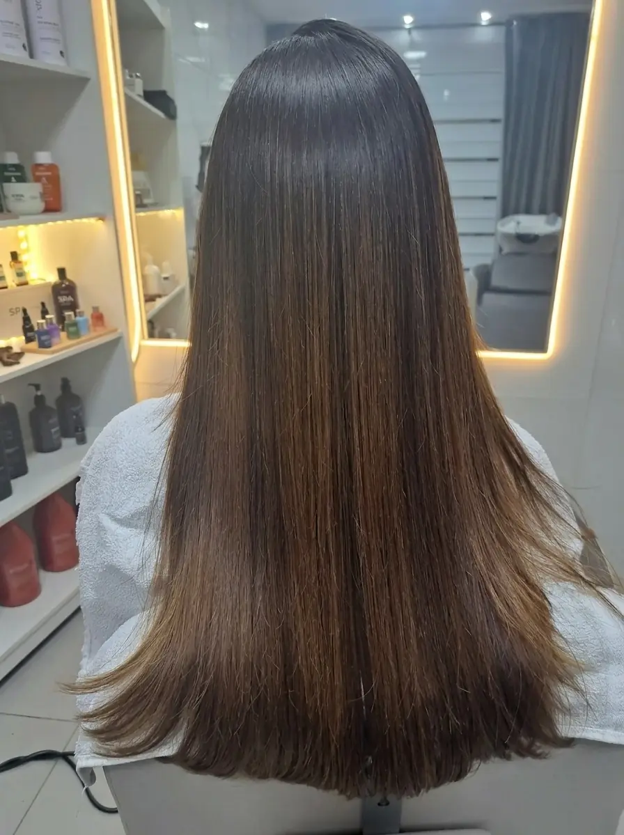 Cabelo longo castanho liso com brilho após tratamento