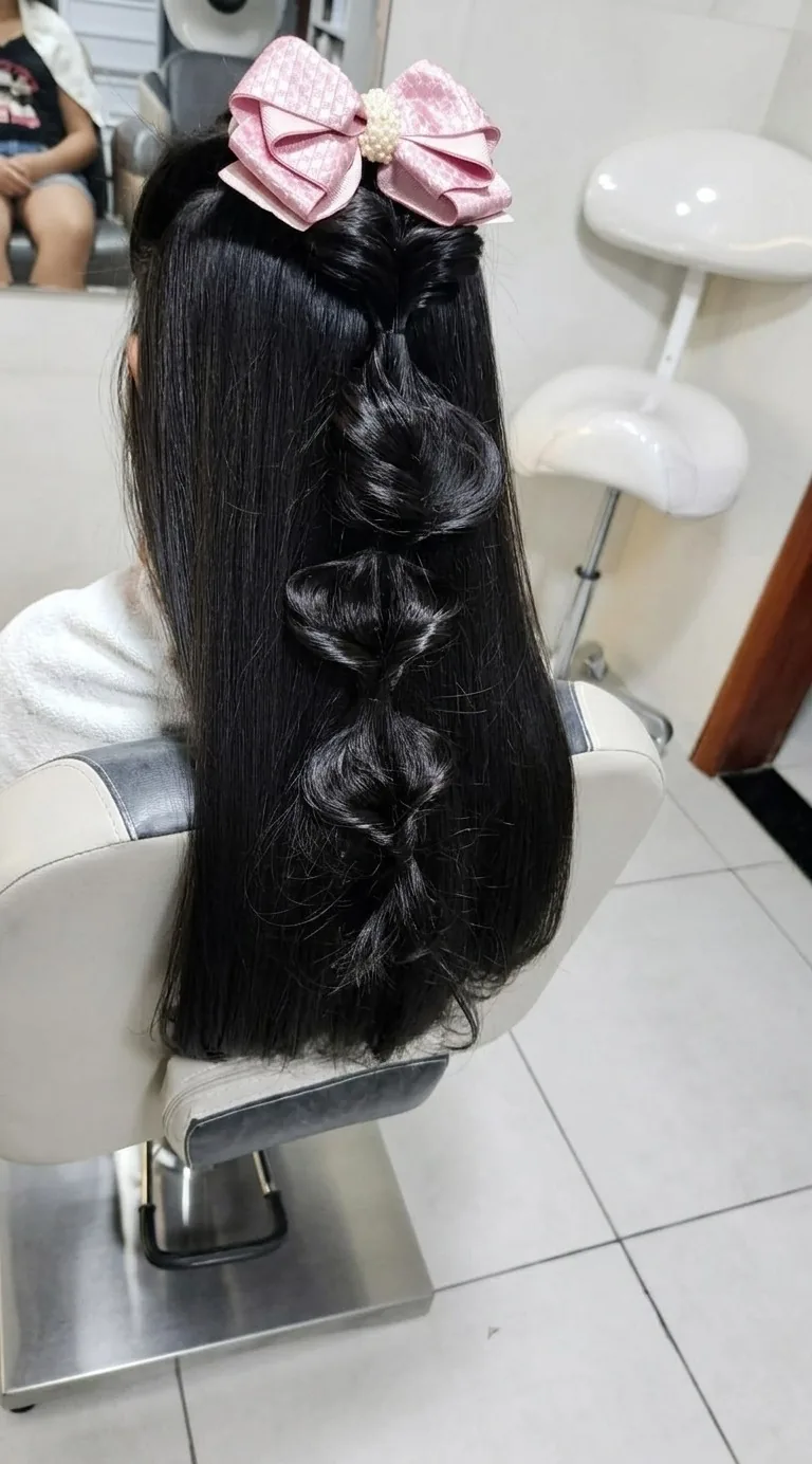 Penteado de tranças com laço rosa